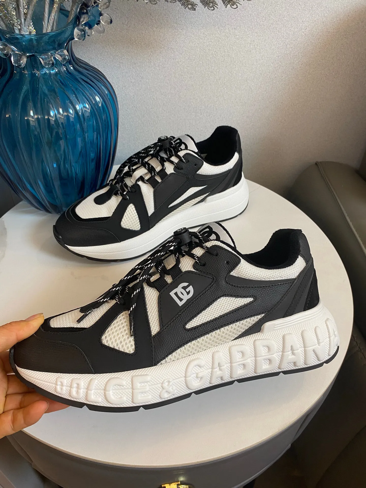 Men's men's shoes💰580 Dolce&Gabbana Dolce & Gabbana's latest popular D&G couple's dad shoes Airmaster series casual sports shoes original purchase development and production Airmaster shoes draw inspiration from Daymaster's iconic shape, while lightening the middle part of the sole to present a more sporty appearance. Nylon upper with contrasting suede and calfskin details. The tongue, heel and back sole are embellished with the DG logo, and the micro-injection logo rubber label is the icing on the cake. Exquisitely packaged at the delivery counter🛍📦 ▪️ Fabric: Original imported first-layer cowhide ▪️ Lining: Customized breathable towel lining ▪️ Sole: Original molded PU+TPU material ▪️ Bottom thickness: 5CM ▪️ Size: Women's 35-40/Men's 39-44 (45 46 customized)